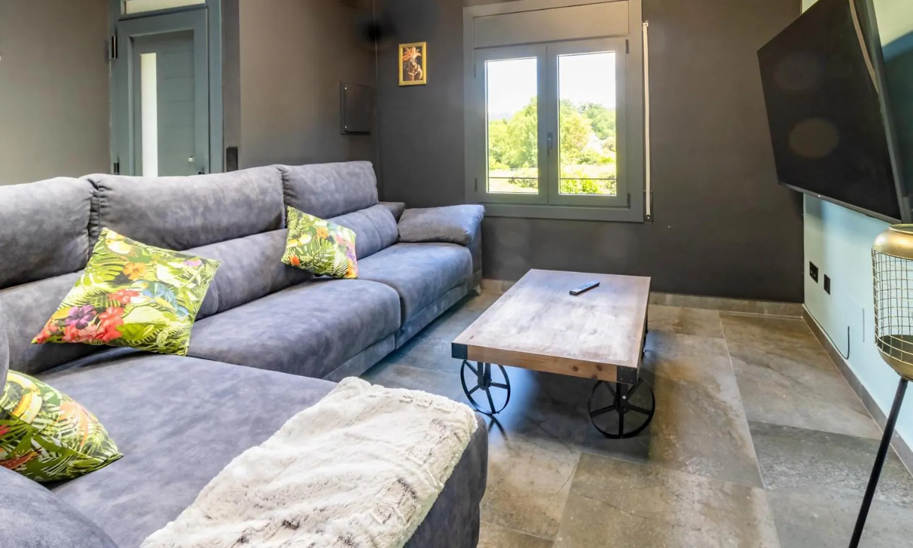 Black House Sorprendente Casa Estilo Industrial Olot