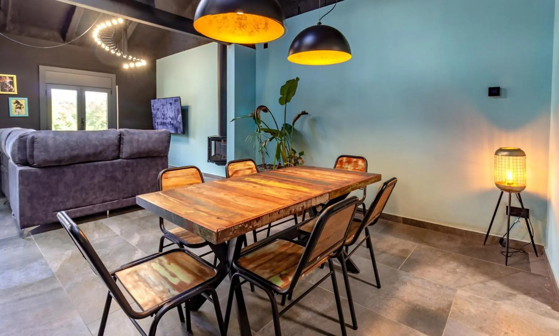 Black House Sorprendente Casa Estilo Industrial Olot 0*,